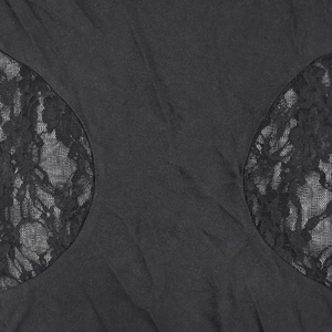 Dettaglio di pizzo floreale nero e tessuto a maglia su un abito lungo senza schiena