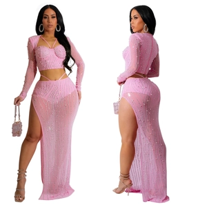 Détails de l'ensemble deux pièces rose en mesh avec strass brillants et jupe fendue