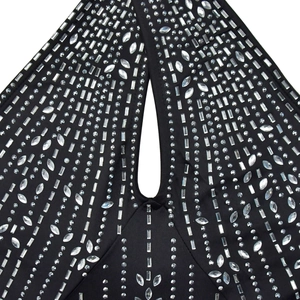 Détail d'une combinaison dos nu noire avec strass argentés et découpe en forme de goutte
