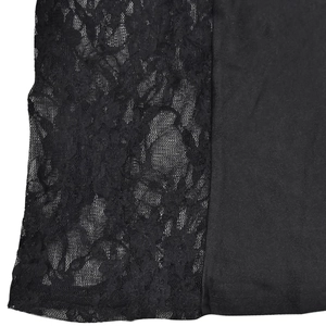 Dettaglio del pizzo floreale nero cucito con tessuto in maglia elastica e liscio