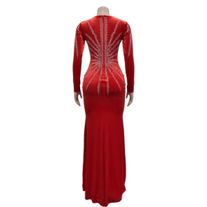 Vue détaillée du motif de strass scintillants au dos de cette robe de soirée rouge