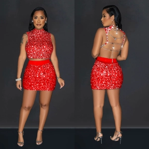 Ensemble deux pièces à paillettes rouges avec haut court dos nu et mini-jupe chic