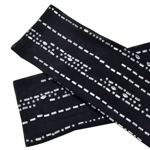 Détail de tissu en maille noire avec strass argentés étincelants en motif de rayures
