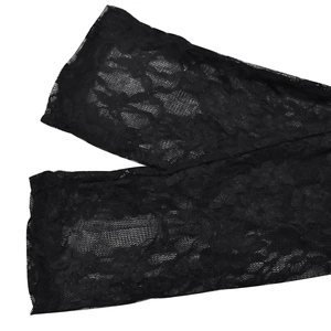 Dettaglio di pizzo floreale nero con trama a rete e motivi semitrasparenti eleganti