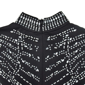 Détail du col en mesh noir avec strass symétriques et fermeture éclair invisible au dos