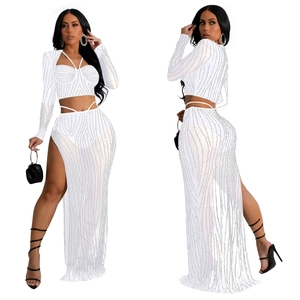 Détail de l'ensemble deux pièces en mesh blanc avec sequins brillants et fente haute