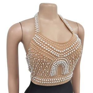 Dettaglio dell'abito halter nude in rete con perline e ricami eleganti