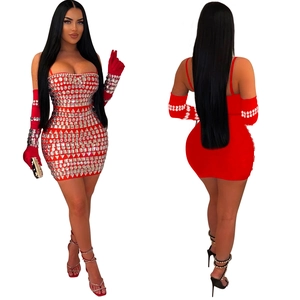 Dettaglio dell'abito rosso aderente con strass argentati e guanti lunghi coordinati set