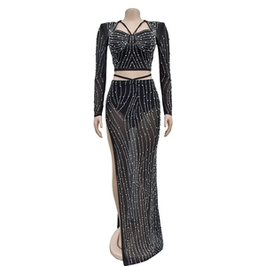 Détail du tissu en mesh transparent avec motifs de perles argentées sur l'ensemble noir