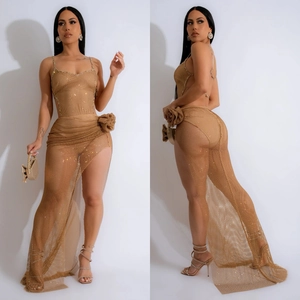 Elegantes Set aus goldenem Netzgewebe mit Blume und glitzerndem transparentem Rock