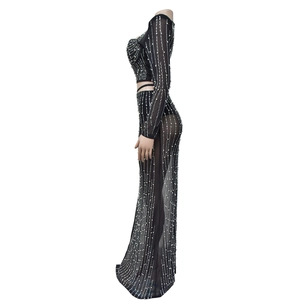 Détail d'un ensemble deux pièces en mesh noir avec perles blanches et sequins argentés