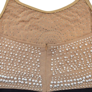 Dettaglio del retro dell'abito in rete con strass scintillanti, perle e zip invisibile