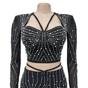 Détail d'un ensemble deux pièces en résille noire avec perles et strass géométriques