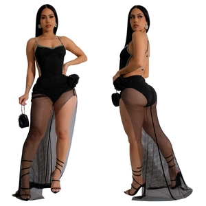 Detailansicht des schwarzen asymmetrischen Kleides mit Strassbesatz und Mesh-Overlay