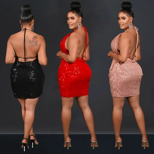 Détails du dos de la robe courte à paillettes montrant le dos nu et le col licou