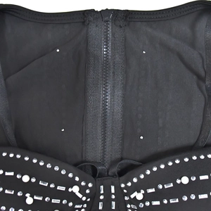 Détail de la robe en mesh noir avec fermeture éclair et ornements en strass et perles
