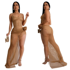 Detailansicht des bronzefarbenen Pailletten-Maxikleides mit 3D-Blume und hohem Schlitz