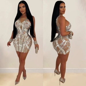 Elegante abito bodycon senza maniche con strass argento su mesh color carne per party
