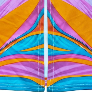 Dettaglio del tessuto con stampa geometrica colorata e doppie cuciture di precisione