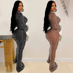 Détails d'une robe moulante en mesh à col montant ornée de strass brillants de luxe