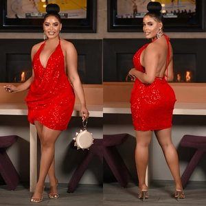 Mini robe rouge à paillettes avec col en V profond et dos nu pour soirée élégante