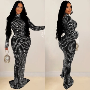 Robe longue noire élégante avec strass argentés et détails de franges aux manches