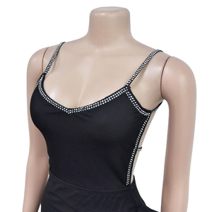 Detail eines schwarzen Mesh-Bodys mit Seitenausschnitten und schimmernden Silber-Strass