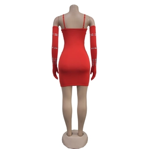 Dettaglio dell'abito mini rosso aderente con guanti coordinati e strass argentati chic