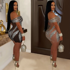 Détail de strass étincelants sur robe de soirée en maille transparente noire et beige