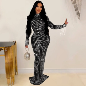 Robe longue élégante en résille à col montant avec strass argentés et manches à franges
