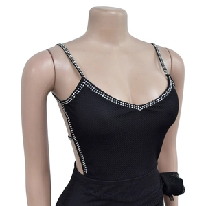 Detailansicht eines schwarzen Mesh-Tops mit silbernen Strasssteinen am Rückenausschnitt