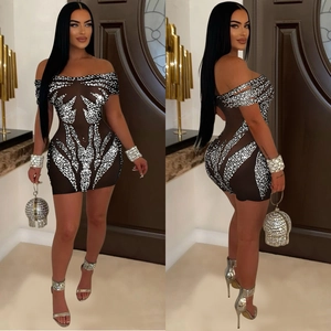 Mini robe sexy en maille noire avec strass argentés et design à épaules dénudées