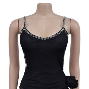 Detailansicht eines schwarzen Mesh-Bodys mit Strassverzierung und dünnen Trägern