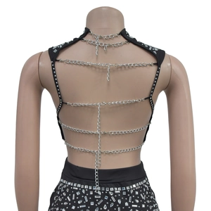 Détail d'une robe noire dos nu avec chaînes métalliques et strass étincelants