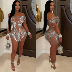 Robe courte sexy à épaules dénudées avec strass argentés et motif flamme sur tulle