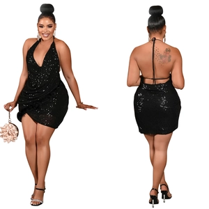 Détail de la mini-robe noire à paillettes, licou avec décolleté en V profond et dos nu
