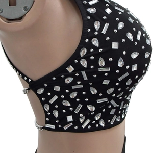 Détail du crop top noir avec des strass de formes variées et de fines bretelles
