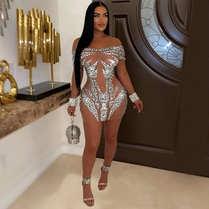 Détail de la mini robe en mesh à épaules dénudées avec strass argentés et paillettes de fête