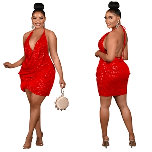 Vue de face et de profil de la mini robe rouge à paillettes avec dos nu et col en V profond