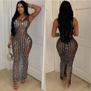 Abito lungo sexy in rete nera con strass argentati geometrici e spacco posteriore