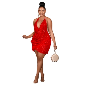 Détail de la mini robe rouge à paillettes avec décolleté en V et dos nu licou