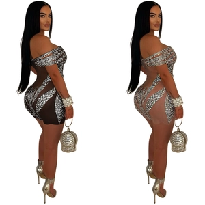 Mini robe moulante sexy à épaules dénudées avec strass argentés en noir et chair