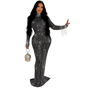 Détail d'une robe noire avec strass argentés fluides et longues franges aux manches