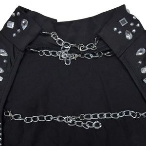 Détail de l'encolure noire ornée de strass avec chaînes métalliques et fermoir mousqueton