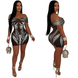 Vue de face et de profil d'une mini robe noire transparente à motifs strass argentés
