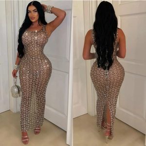 Abito lungo elegante in mesh con strass geometrici e schiena scoperta sexy