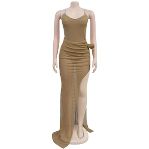 Detail des Pailletten-V-Ausschnitts und der Raffung am khakifarbenen Netz-Maxikleid