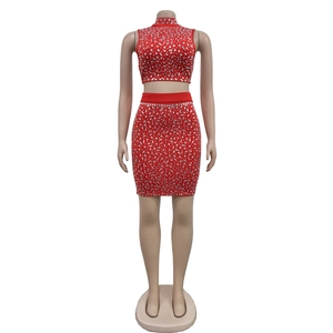 Détail d'un ensemble rouge deux pièces orné de strass sur le top et la mini-jupe