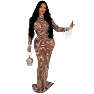 Détails de strass étincelants et de franges sur une robe longue en mesh élégante