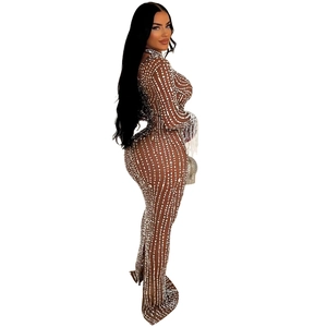 Détail de la robe maxi en mesh avec strass scintillants et franges argentées